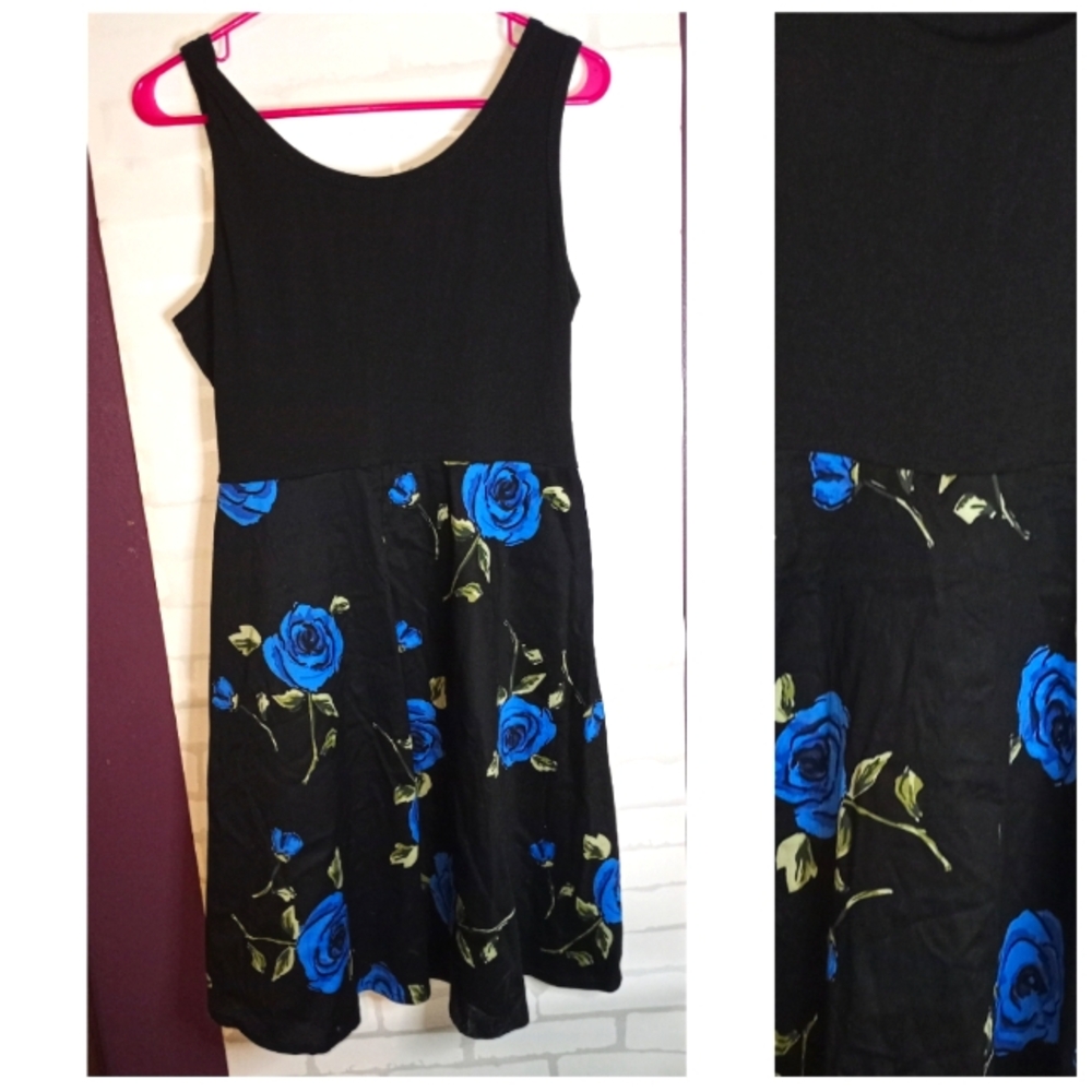 NWOT Sleeveless Black Dress with Blue Floral Pattern and Pockets. Large.